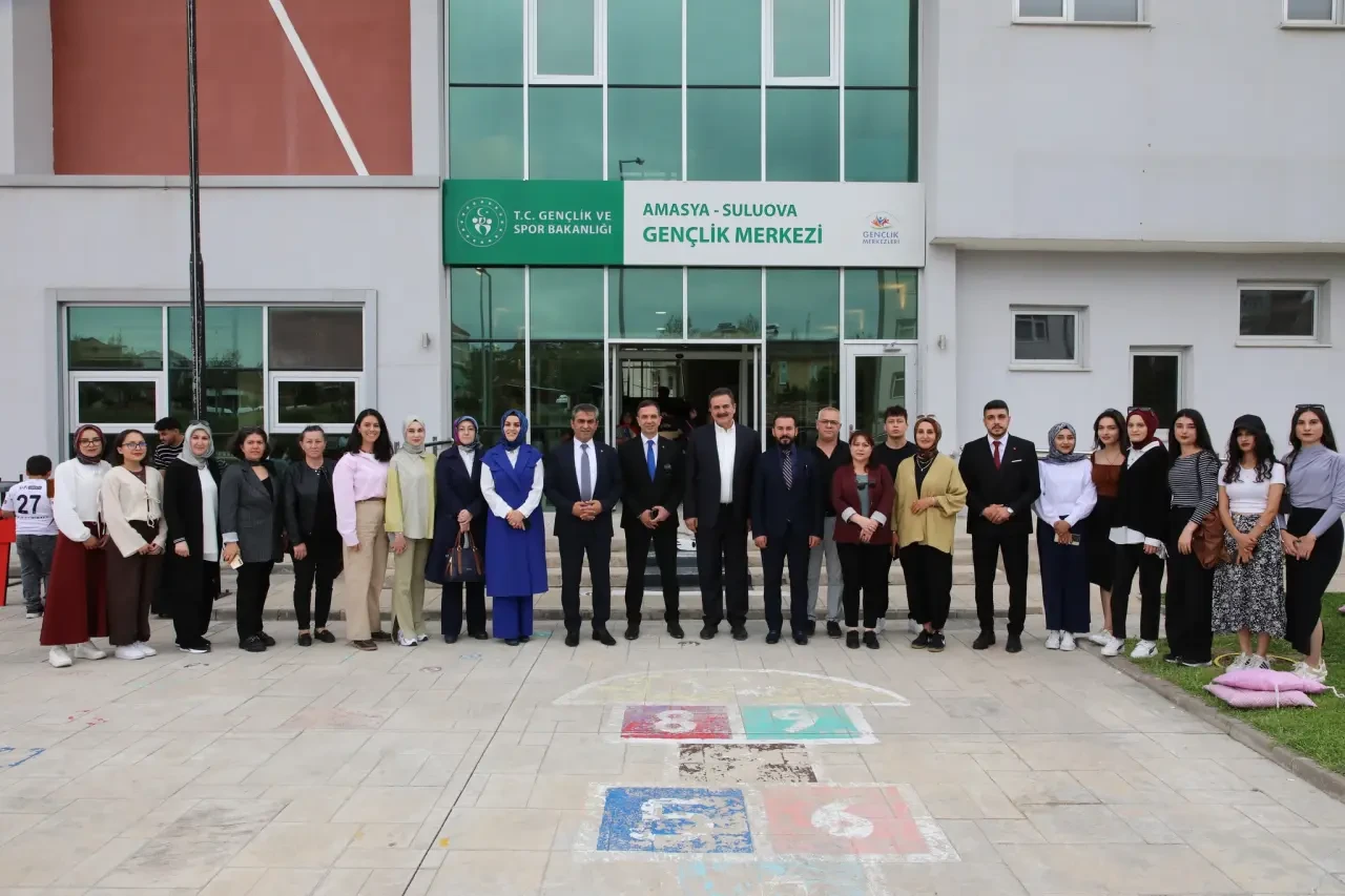 Başkan Uzun, Genç Sanatçının Eserini Vekile Hediye Etti 1