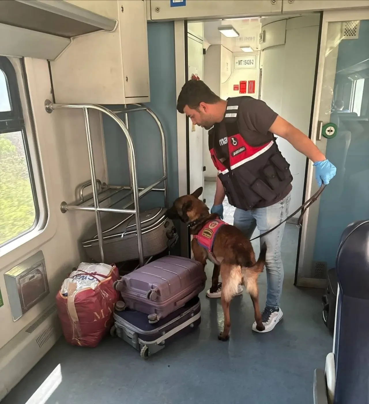 Jandarmadan Yolcu Trenine Narkotik ve Aranan Şahıs Denetimi! 1