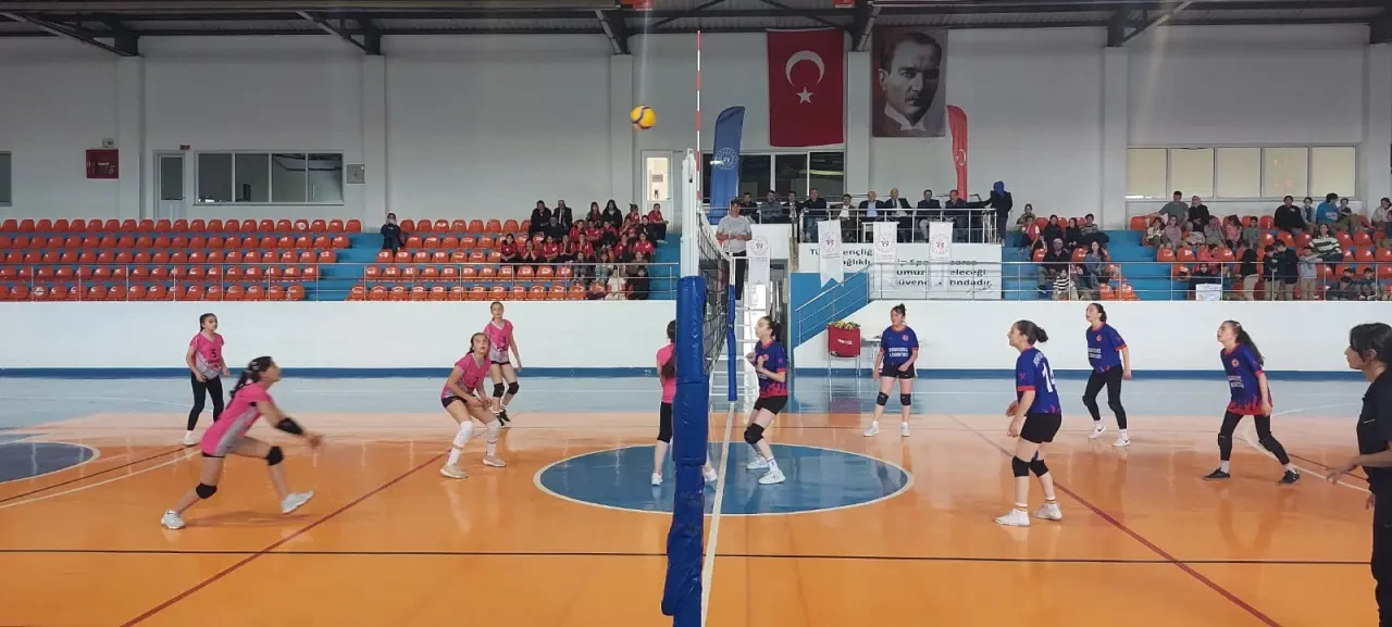 Voleybol Finali Gümüşhacıköy’de Coşku Dolu Anlara Sahne Oldu! 3