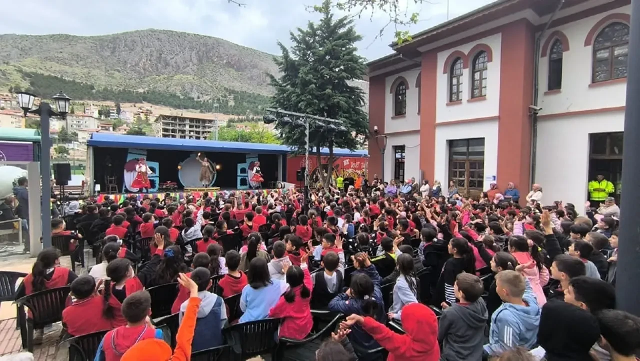 Amasya’da “Masal Treni” Coşkusu: Vali Önder Bakan Çocuklarla Tiyatroyu Paylaştı 4