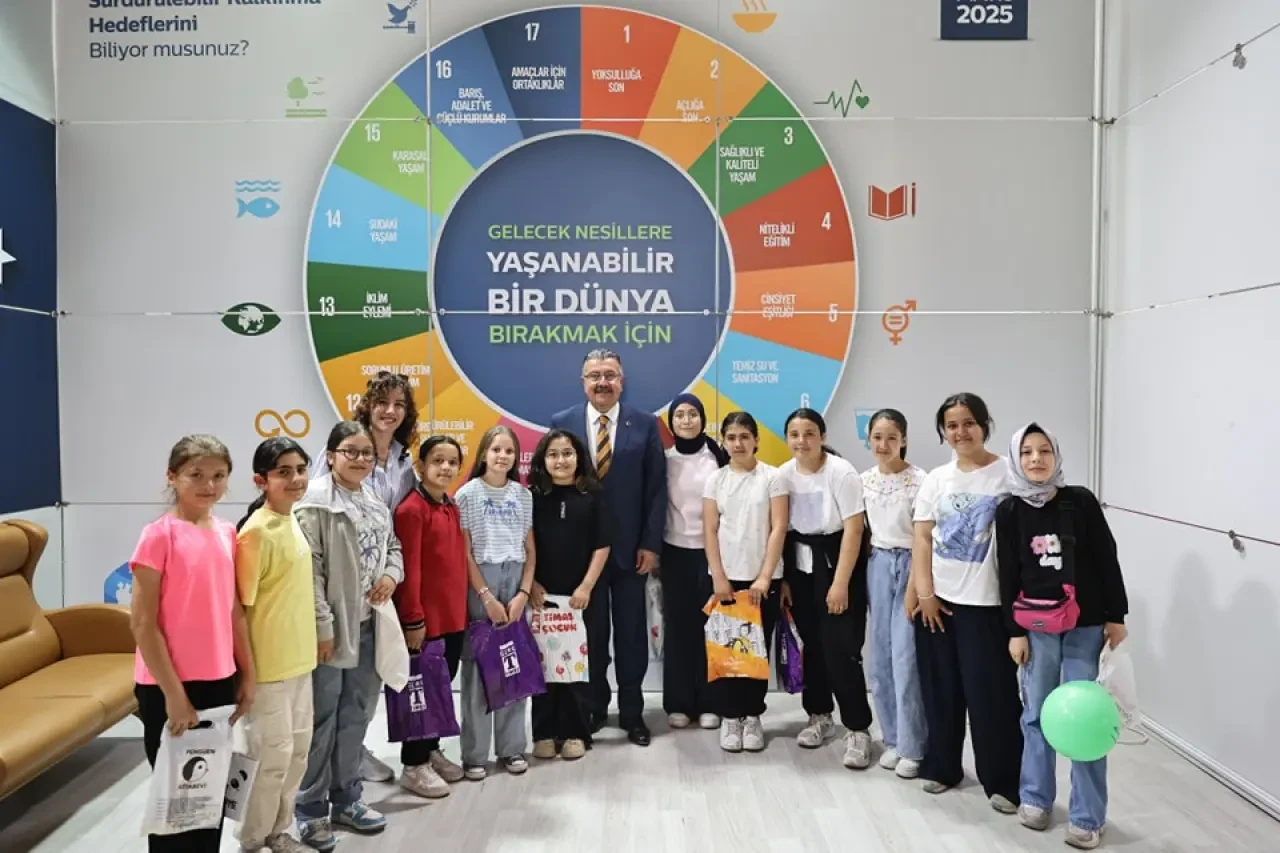 Öğrencilerden Merzifon 8. Kitap Fuarı’na Yoğun İlgi: Başkan Alp Kargı da Ziyaretçilere Eşlik Etti 3