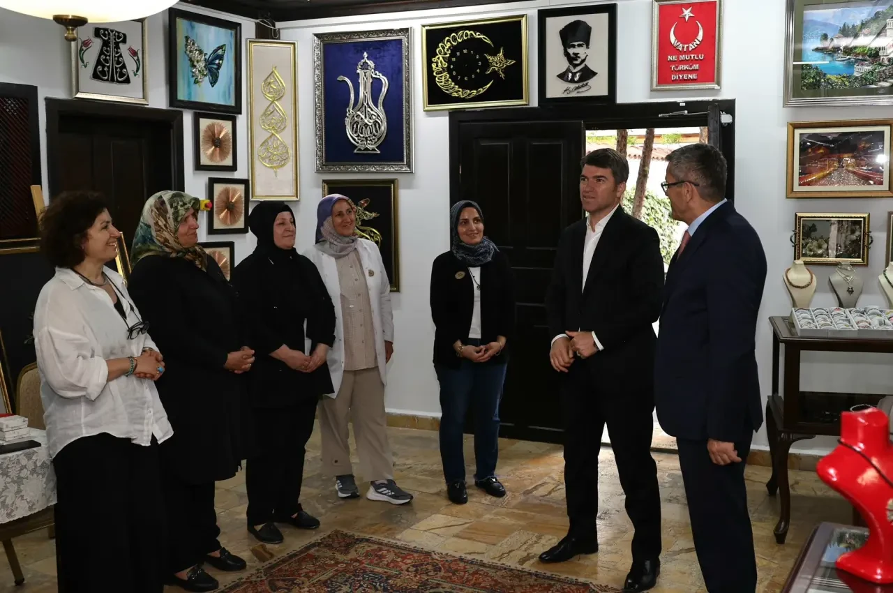 Vali Bakan’dan Sanata Vefa: Geleneksel El Emeği Sergisine Ziyaret 3