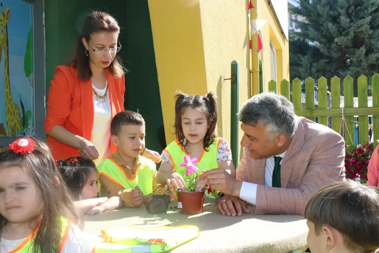 Amasya’da Açık Hava Sınıfı Açıldı: Minikler Doğayla İç İçe Öğreniyor 1