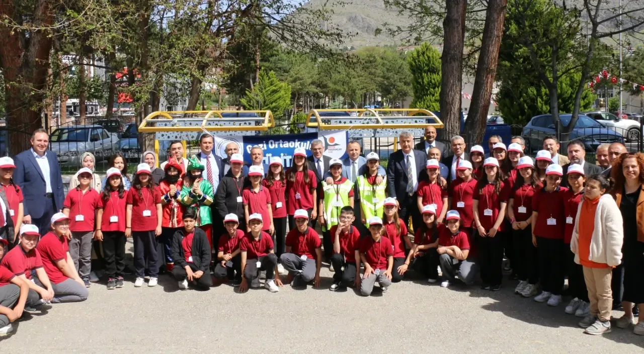 Gazi Ortaokulu’nda TÜBİTAK 4006 Bilim Fuarı Açıldı 4