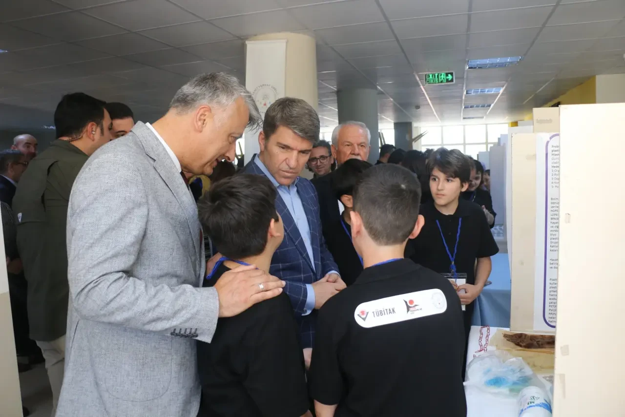 Amasya’da Bilim Coşkusu: TÜBİTAK 4006 Fuarı Vali Önder Bakan’ın Katılımıyla Açıldı 1