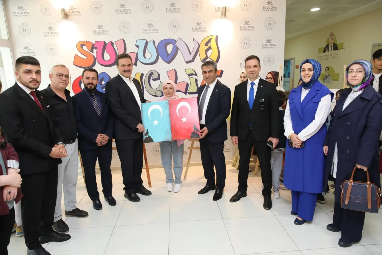 Başkan Uzun, Genç Sanatçının Eserini Vekile Hediye Etti 2