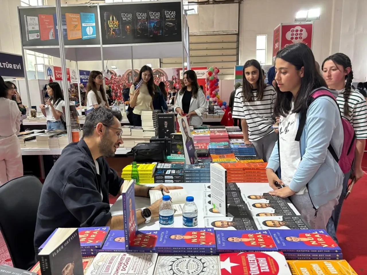Gri Koç’tan Merzifon’da Sınav Taktikleri: Kitapseverlerle Buluştu, Kitaplarını İmzaladı 3