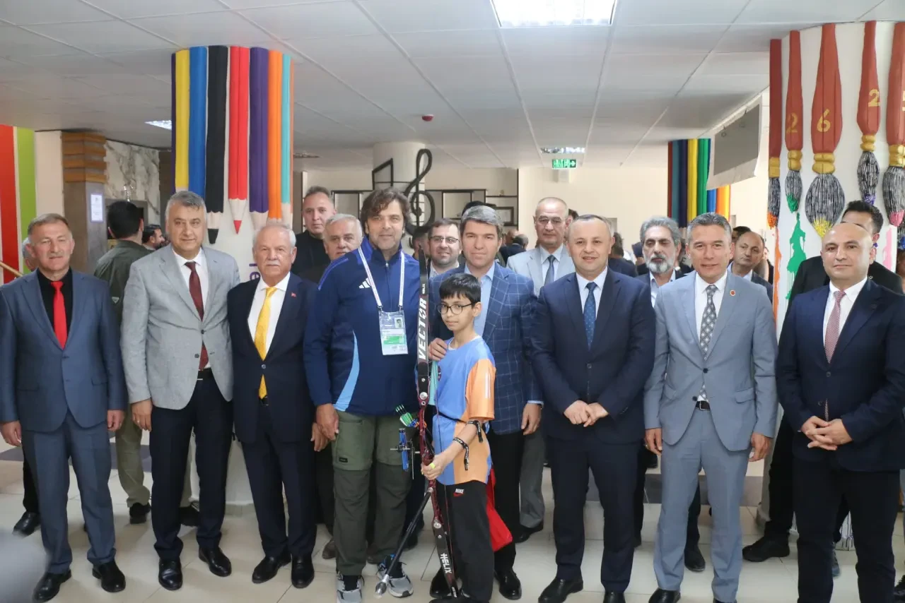 Amasya’da Bilim Coşkusu: TÜBİTAK 4006 Fuarı Vali Önder Bakan’ın Katılımıyla Açıldı 3
