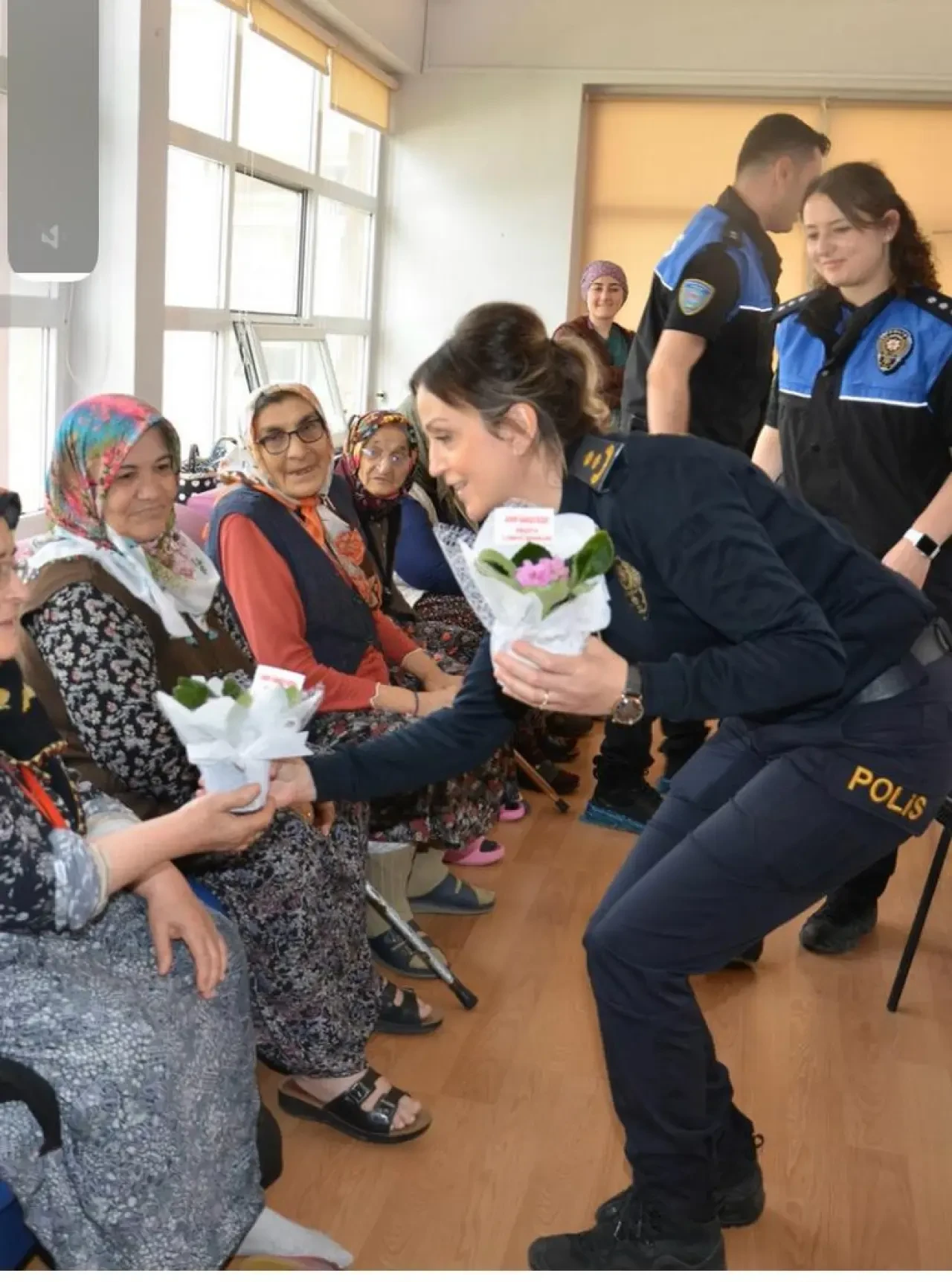 Merzifon’da Emniyetten Anlamlı Anneler Günü Kutlaması! 4