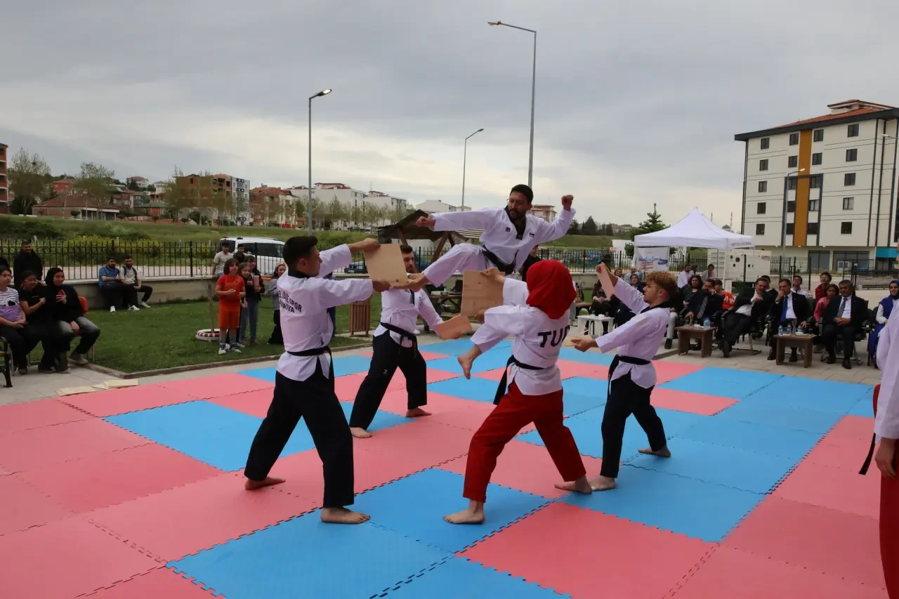 Başkan Uzun, Genç Sanatçının Eserini Vekile Hediye Etti 4