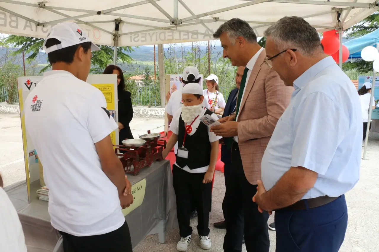 Ezinepazar’da Bilimin Işığı Parladı: TÜBİTAK 4006 Bilim Fuarı Açıldı 4