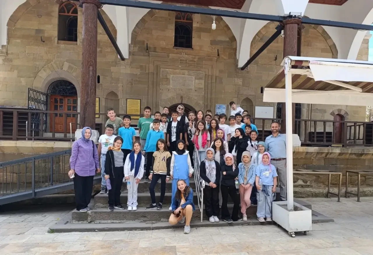 Gençler, Şehirlerin Kalbinde Buluşuyor: Kara Mustafapaşa Camii Ziyaretiyle Tarihle Bütünleştiler 4