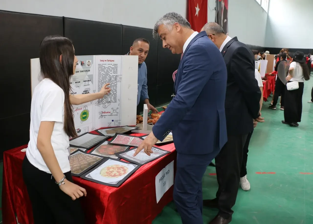 Amasya’da TÜBİTAK 4006 Bilim Fuarı Serdar Zeren Ortaokulu’nda Açıldı 2