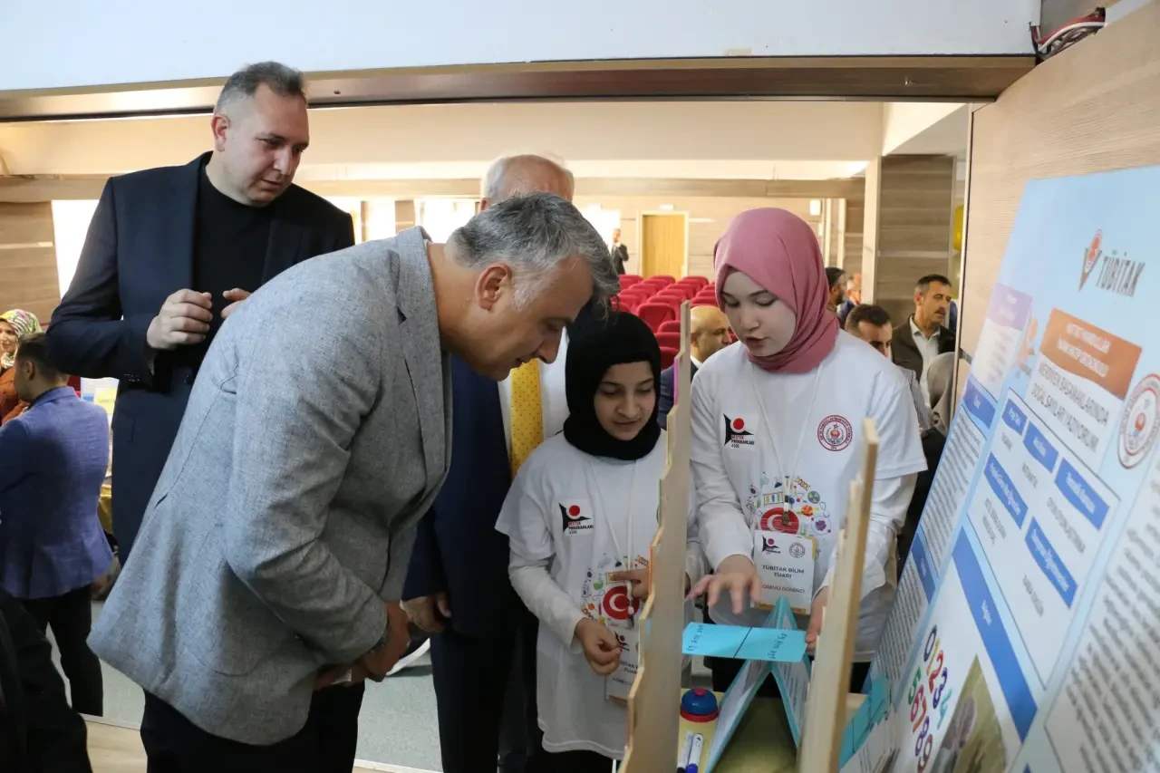 Hattat Hamdullah Ortaokulu’nda Bilimin Işığı Yandı: TÜBİTAK 4006 Fuarı Açıldı 2