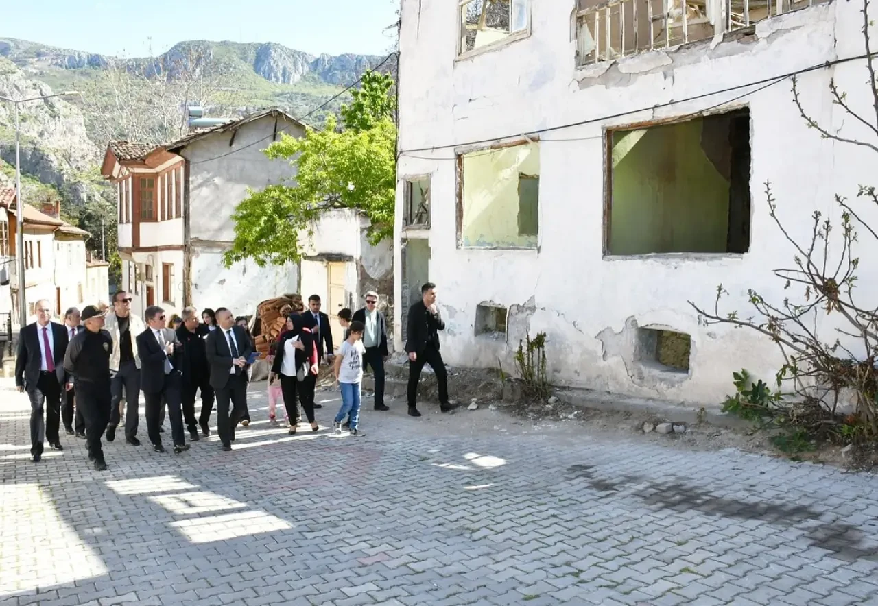 Nergiz Mahallesi’nde Metruk Binalar İncelendi, Vatandaşlarla Buluşuldu 3