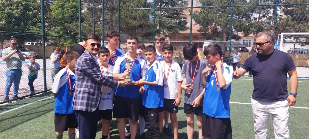 Gümüşhacıköy’de Final Nefes Kesti: Şampiyon Ülkü Ortaokulu! 3