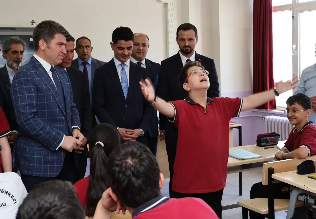 Vali Önder Bakan’dan Taşova Atatürk Ortaokulu’na Anlamlı Ziyaret 3