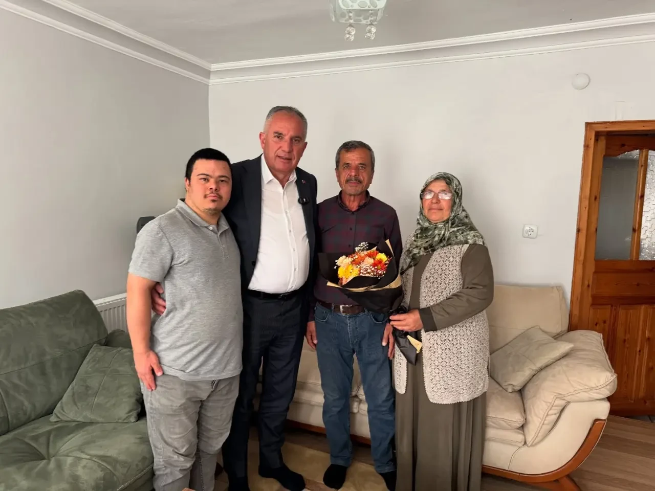 Başkan Özalp’tan Engelli Annelerine Anlamlı Anneler Günü Ziyareti 3