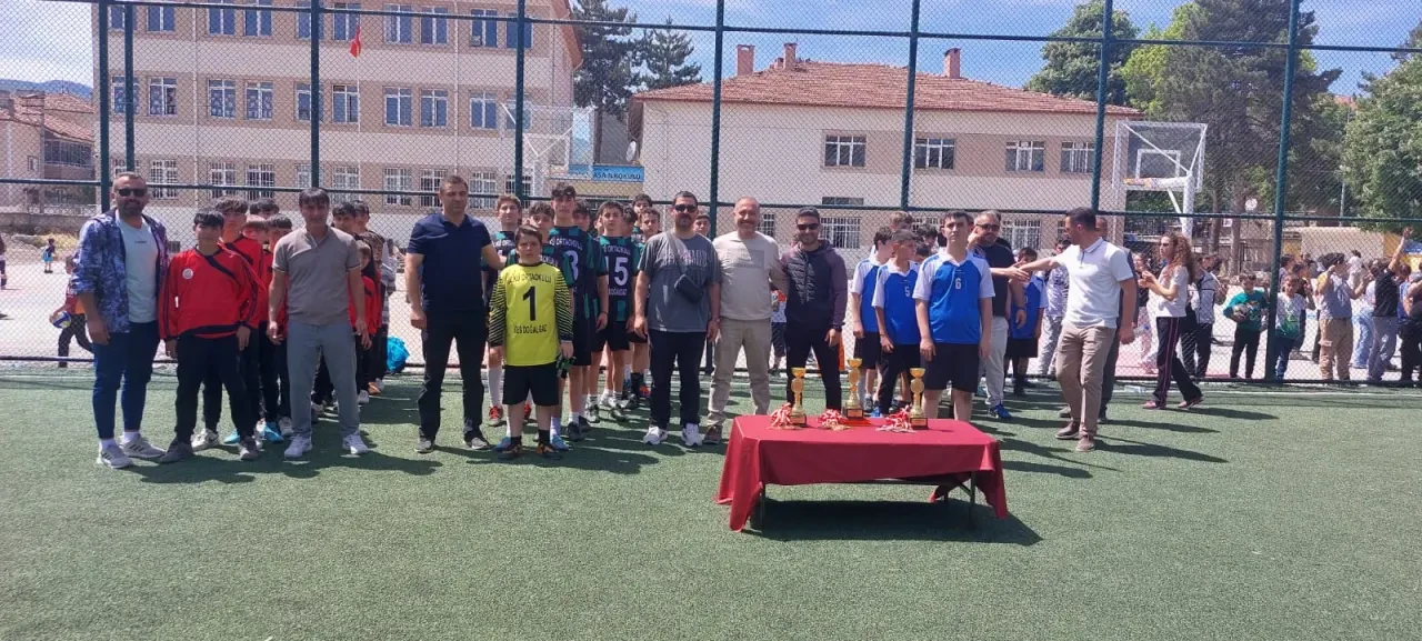 Gümüşhacıköy’de Final Nefes Kesti: Şampiyon Ülkü Ortaokulu! 5