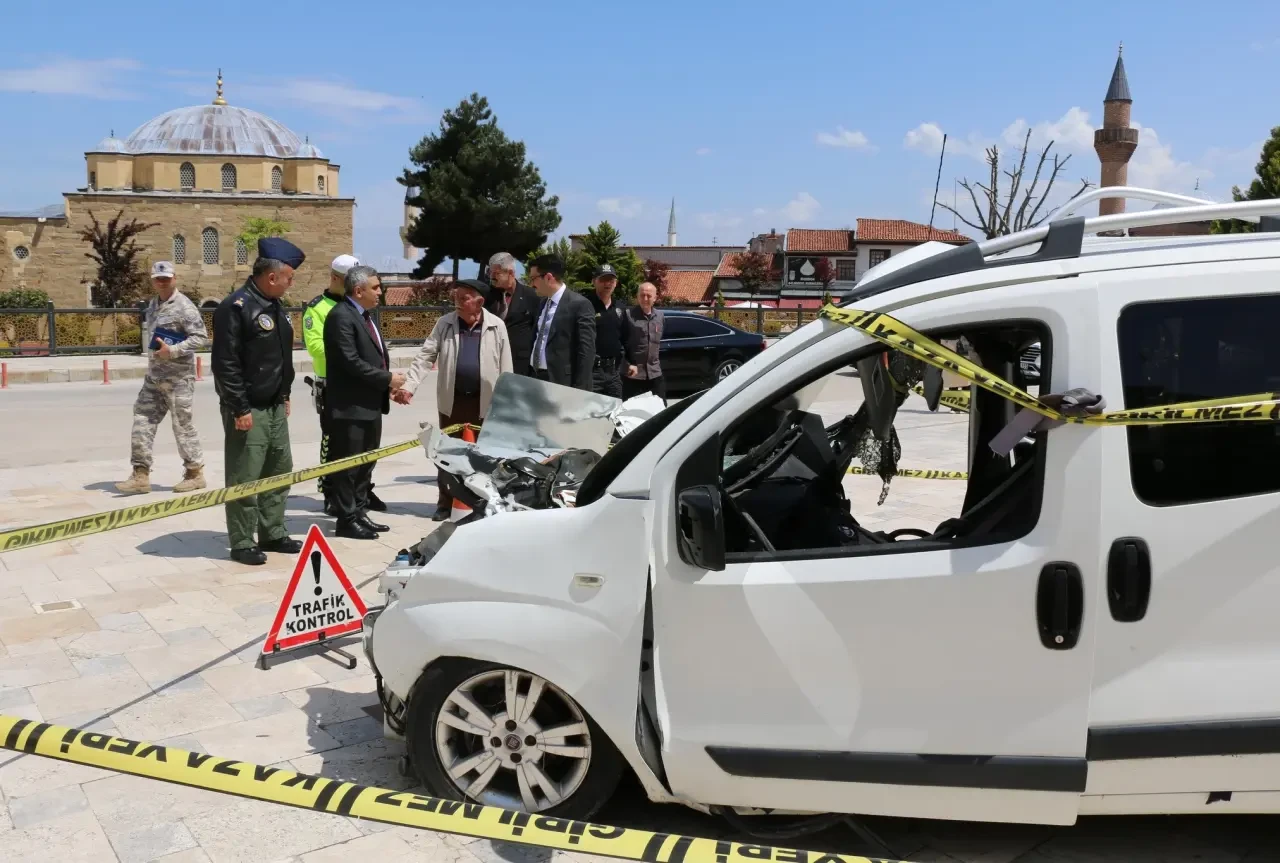 Merzifon’da Trafik Haftası Etkinliğinde Güvenlik Mesajları Verildi 4