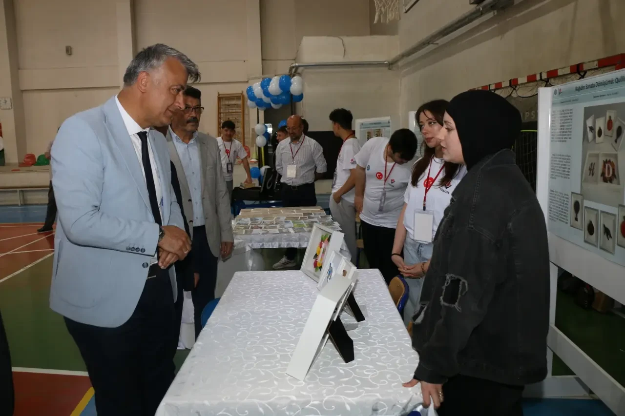 Atatürk Anadolu Lisesi’nde Bilimin Şöleni: TÜBİTAK 4006 Bilim Fuarı Yoğun İlgi Gördü 3