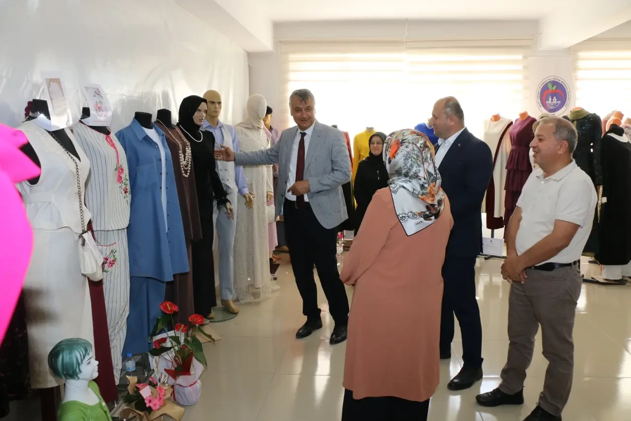 Hayat Boyu Öğrenme Sergisine Yoğun İlgi: İl Millî Eğitim Müdürü Katipoğlu Taşova’da El Emeği Ürünleri İnceledi 3