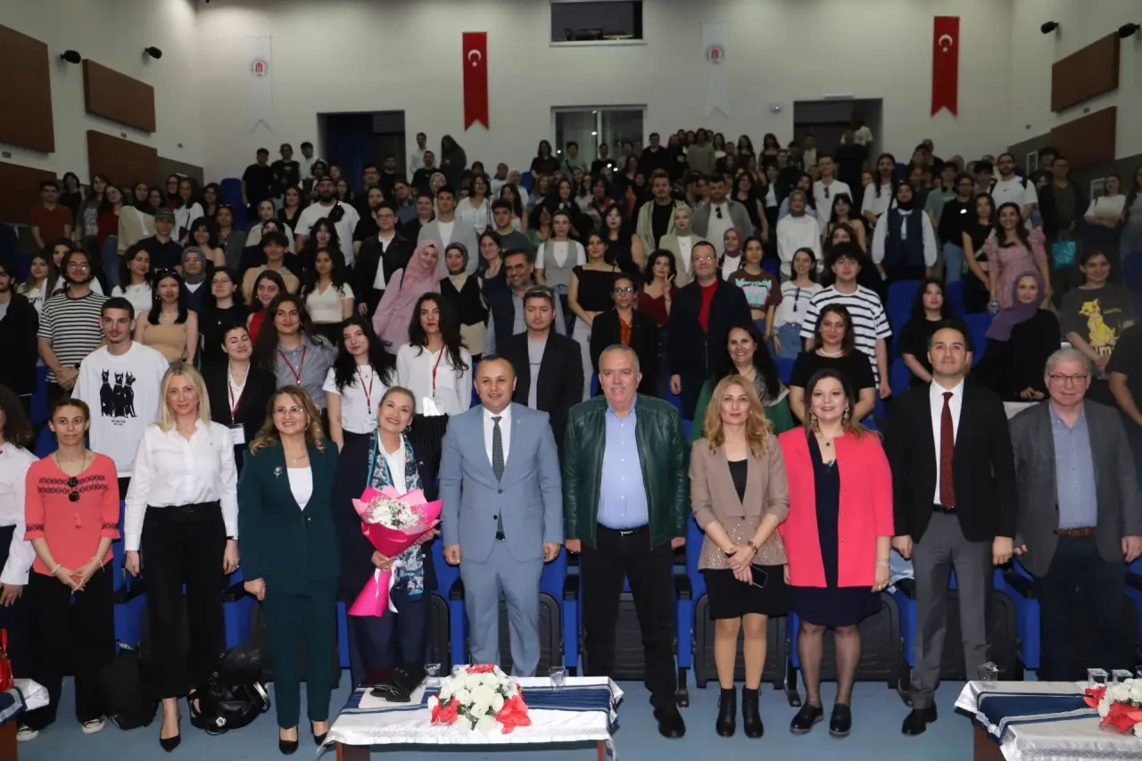 Sesin Gücüyle Yolculuk: Amasya Üniversitesi’nde Fulya Ergüneş ile İlham Veren Söyleşi 1