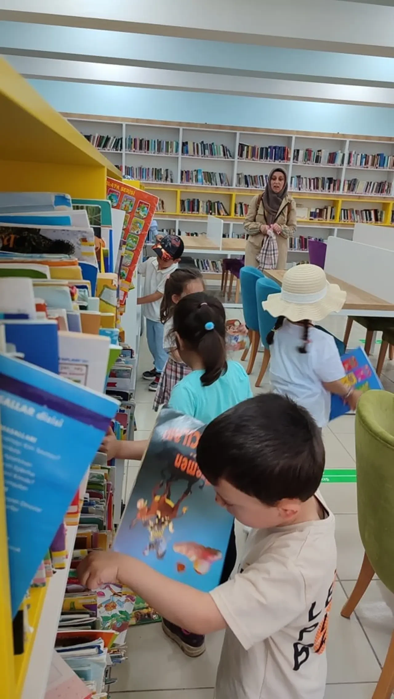 Miniklerden Kütüphaneye Neşeli Ziyaret 4