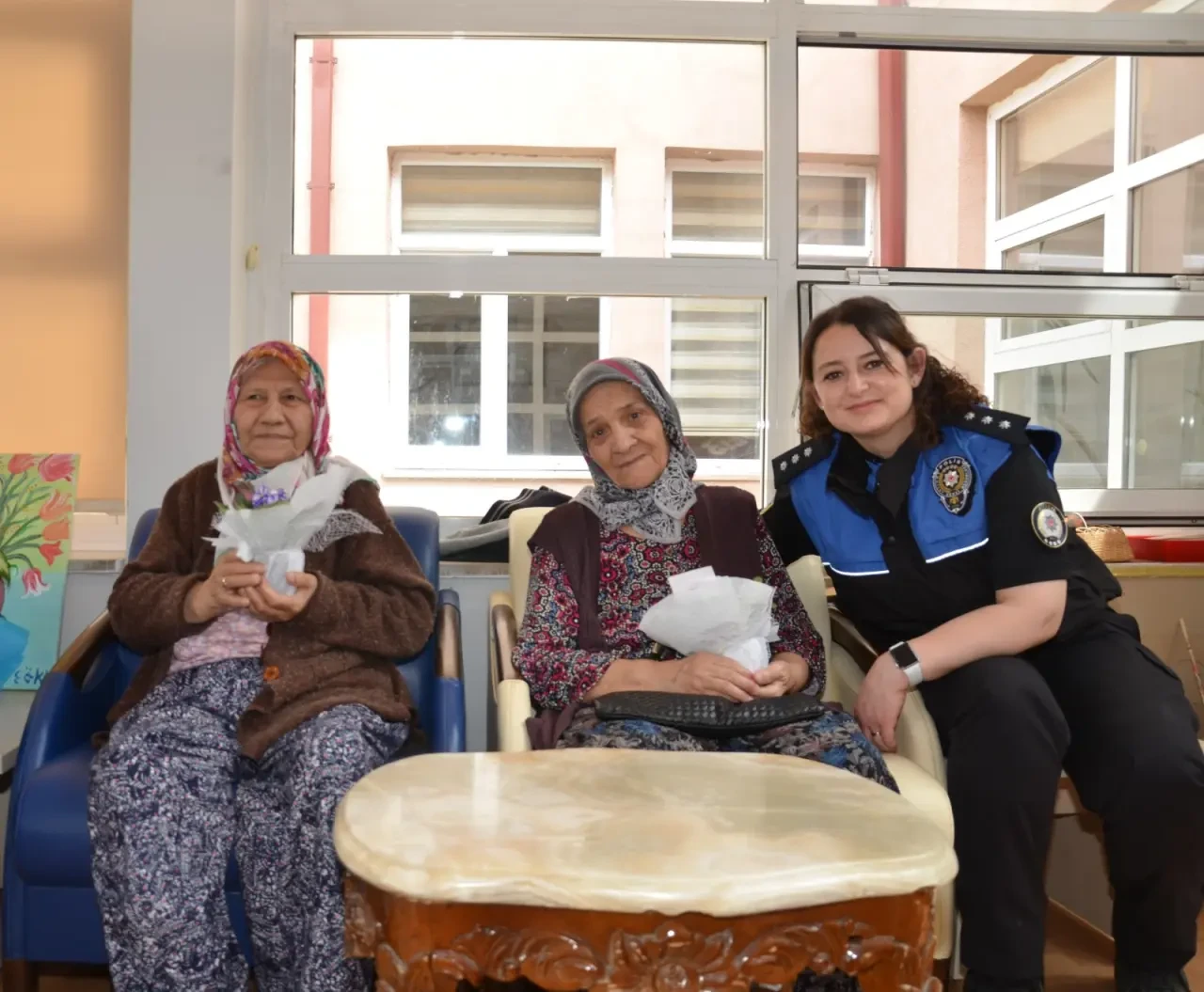 Merzifon’da Emniyetten Anlamlı Anneler Günü Kutlaması! 2