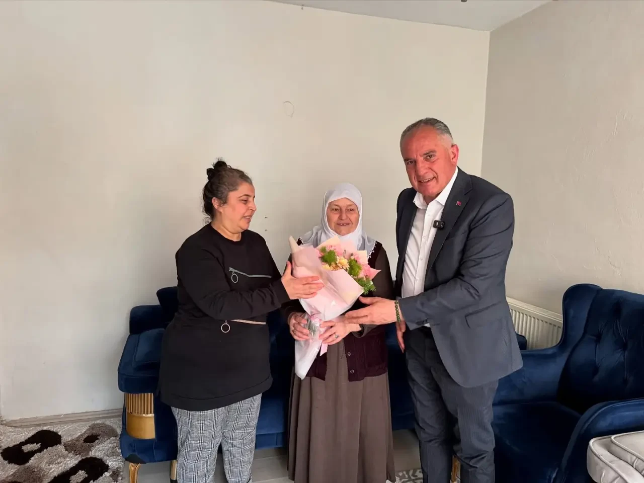 Başkan Özalp’tan Engelli Annelerine Anlamlı Anneler Günü Ziyareti 2