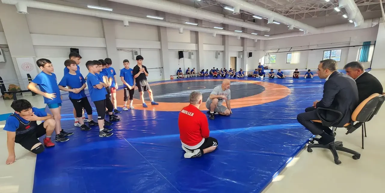 İl Müdürü Osman Ercan, Sporcu Eğitim Merkezi’nde Genç Sporcularla Buluştu 1