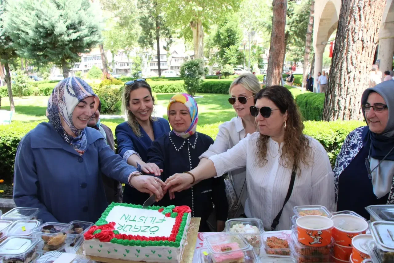 Amasya’da Filistin İçin Gönüller Seferber Oldu: Hayır Çarşısı Büyük İlgi Gördü 3