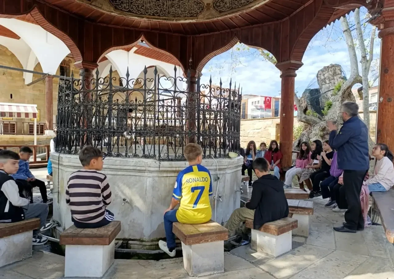 Gençler, Şehirlerin Kalbinde Buluşuyor: Kara Mustafapaşa Camii Ziyaretiyle Tarihle Bütünleştiler 1