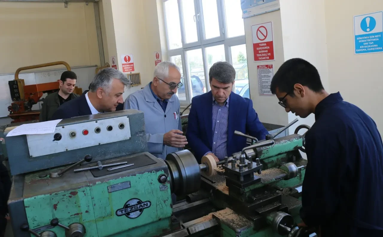 Vali Önder Bakan’dan Meslek Lisesine Ziyaret: “Eğitim, Geleceğin Anahtarıdır” 3