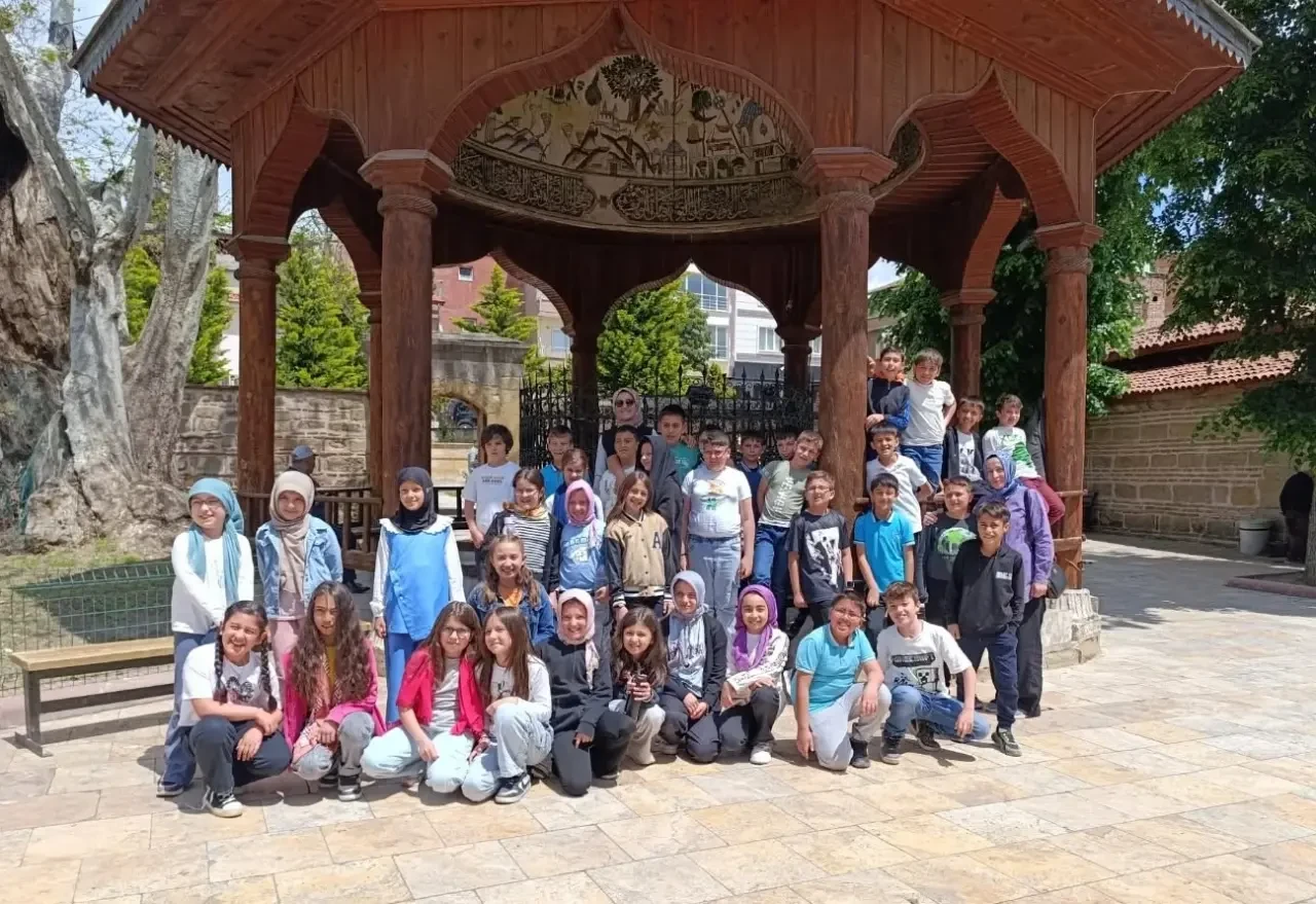 Gençler, Şehirlerin Kalbinde Buluşuyor: Kara Mustafapaşa Camii Ziyaretiyle Tarihle Bütünleştiler 3