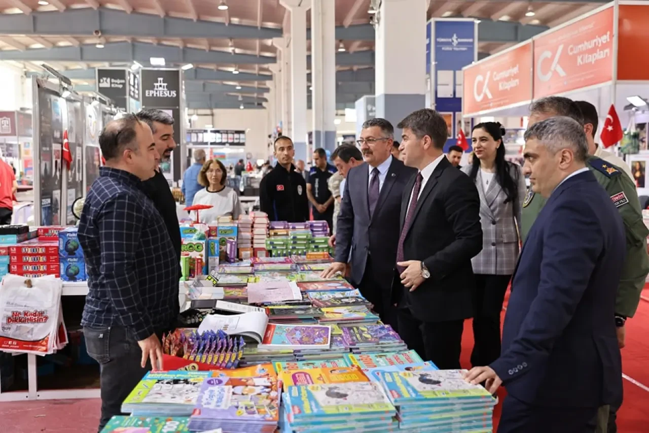 Vali Bakan, Kitap Fuarı’nı gezdi 2