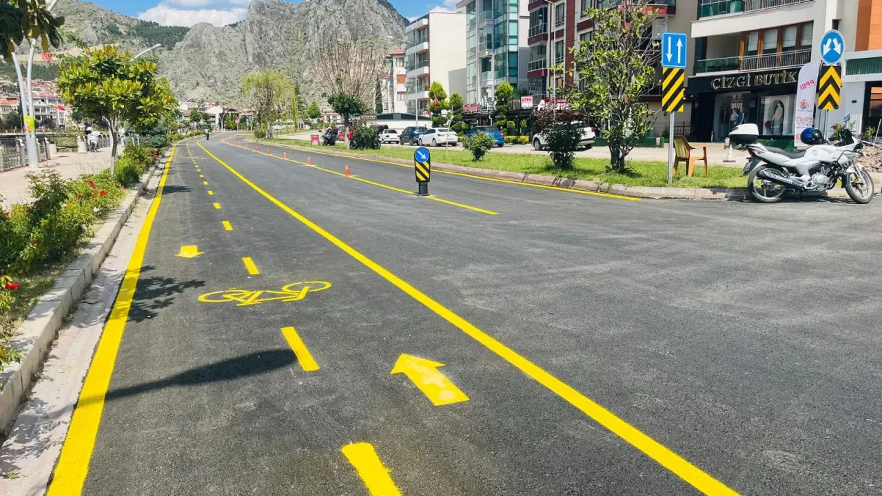 Amasya Belediyesi’nden Ulaşımda Hem Güvenlik Hem Estetik: Necip Fazıl Caddesi Yenilendi 3