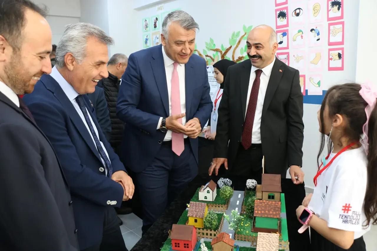 İl Millî Eğitim Müdürü Katipoğlu, Suluova BİLSEM’de TÜBİTAK 4006 Bilim Fuarı Açılışına Katıldı 2