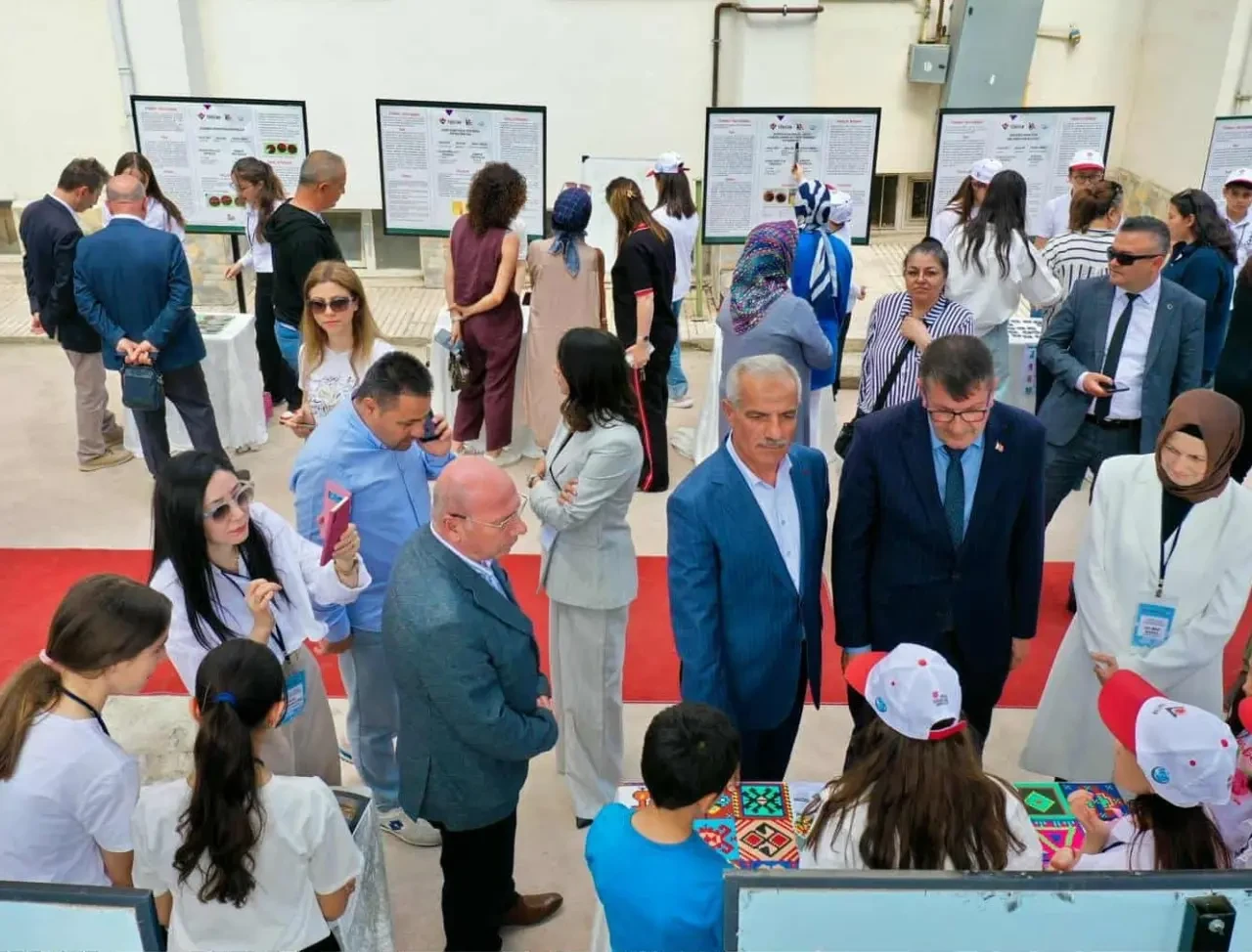 Merzifon Atatürk BİLSEM’de TÜBİTAK 4006 Bilim Fuarı Büyük İlgi Gördü 2