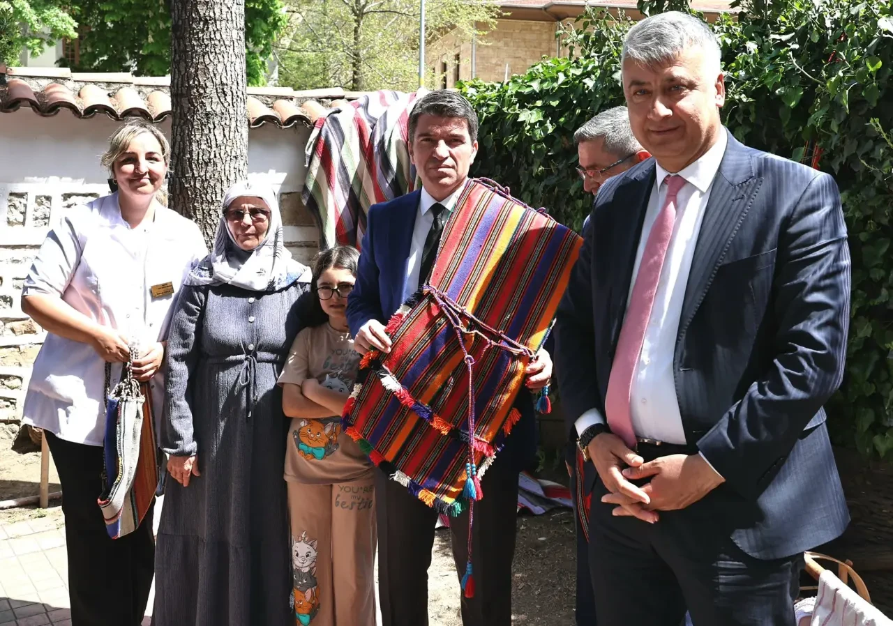 Amasya Valisi Önder Bakan’dan Sanatevi Ziyareti ve Cicim Dokuma Kesimi 3
