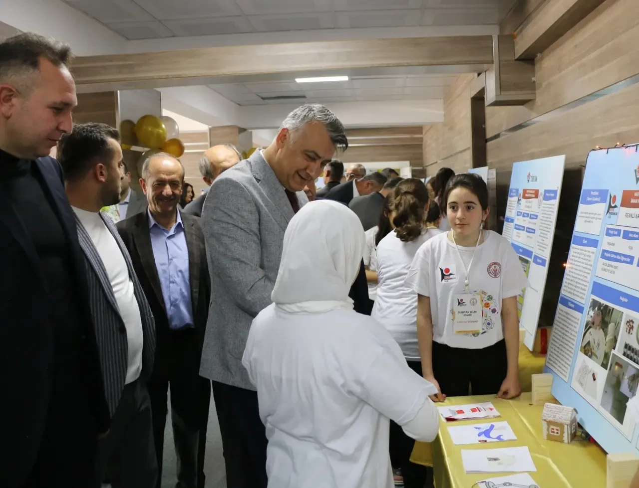 Hattat Hamdullah Ortaokulu’nda Bilimin Işığı Yandı: TÜBİTAK 4006 Fuarı Açıldı 3