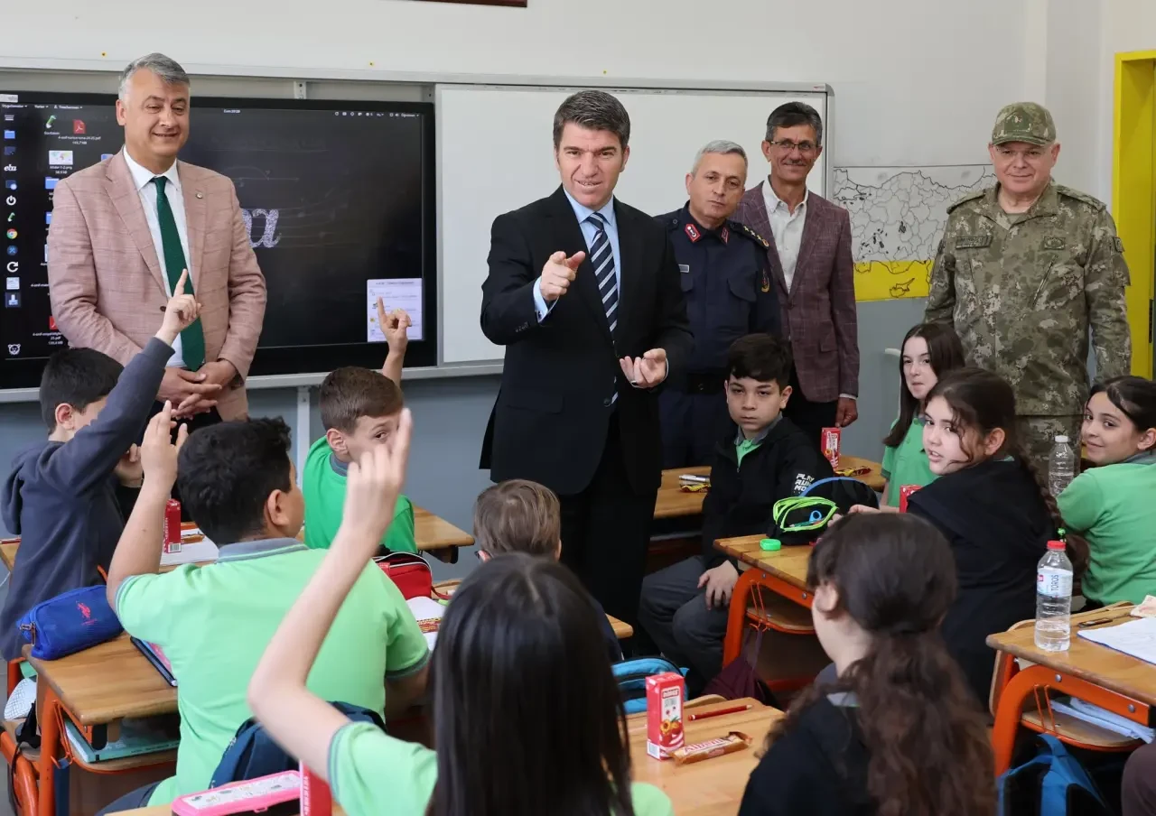 Vali Önder Bakan’dan Eğitime Yakın İlgi: Öğrencilerle Bir Araya Geldi 2
