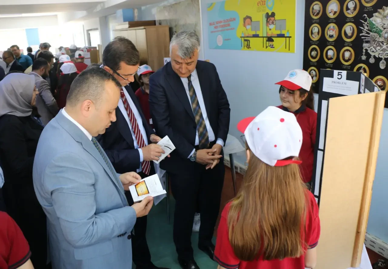 Gazi Ortaokulu’nda TÜBİTAK 4006 Bilim Fuarı Açıldı 2