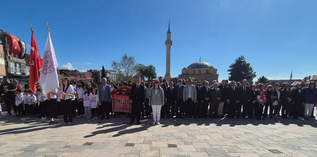 Merzifon’da Atatürk Anıtı’na 19 Mayıs Çelengi Sunuldu! 3