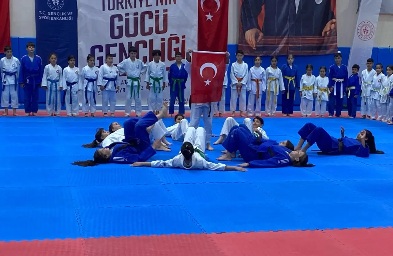 Gençlik Bayramını Kutladı! 2