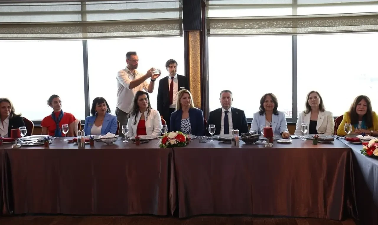 Karagöz’den İzmir Çıkarması: "Kadın Varsa Gelecek Vardır!" 2
