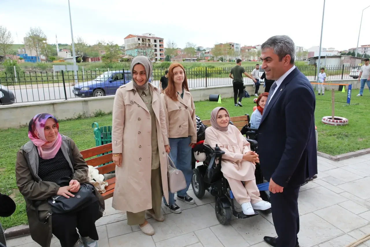 Başkan Uzun, Genç Sanatçının Eserini Vekile Hediye Etti 3