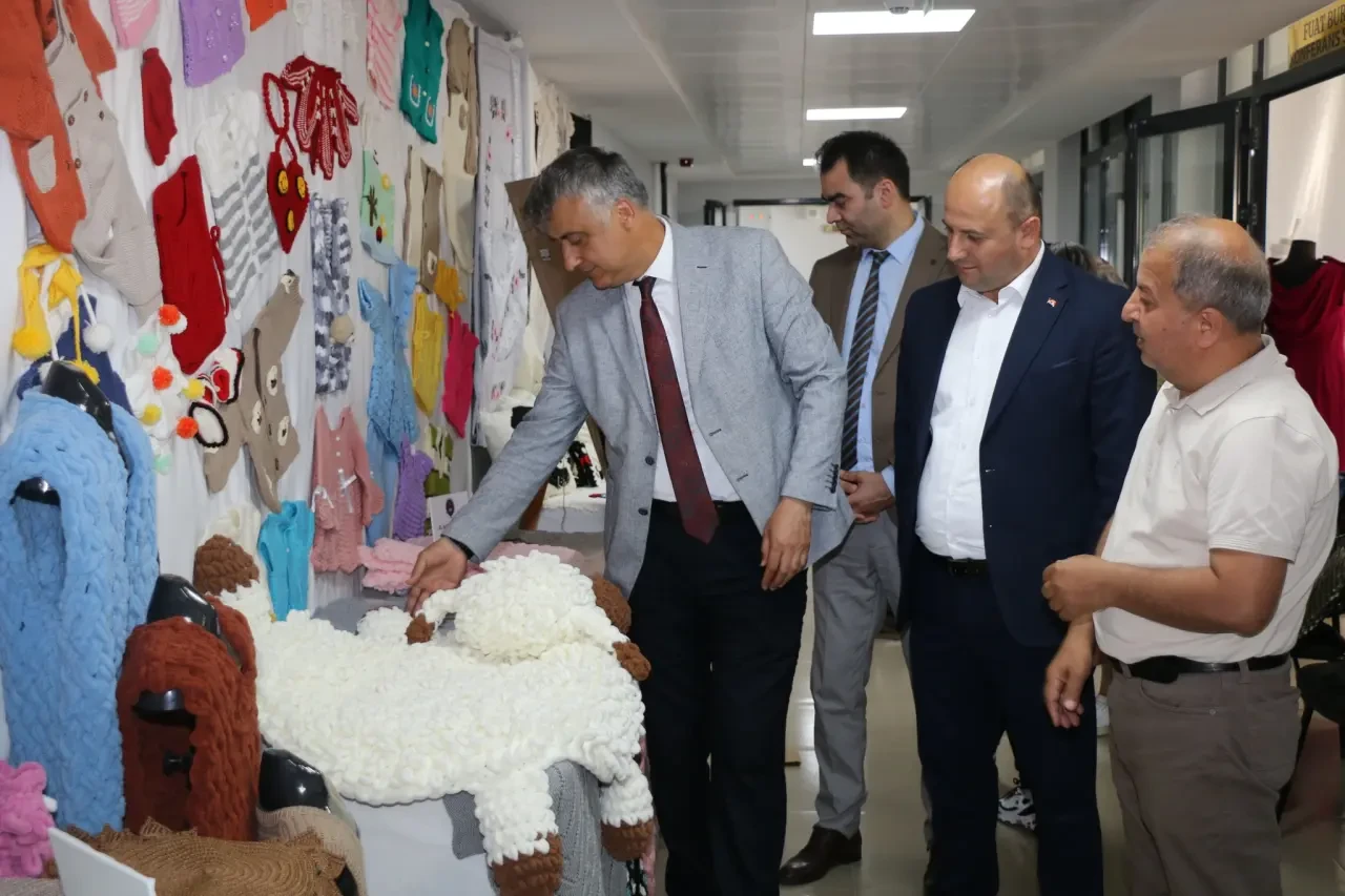 Hayat Boyu Öğrenme Sergisine Yoğun İlgi: İl Millî Eğitim Müdürü Katipoğlu Taşova’da El Emeği Ürünleri İnceledi 1