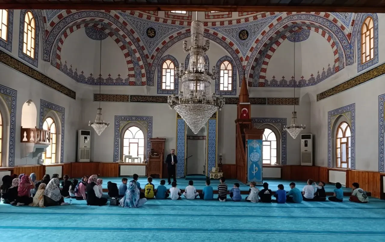 Gençler, Şehirlerin Kalbinde Buluşuyor: Kara Mustafapaşa Camii Ziyaretiyle Tarihle Bütünleştiler 2