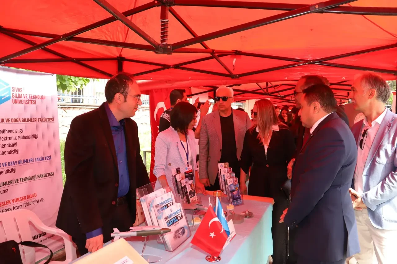 AÜB Üniversite Tanıtım Fuarı Amasya’da Gençlerle Buluştu 1